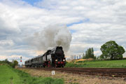 02.05.2015 Parow&oacute;z OKz32-2 z pociągiem Era Pary 2 do Nowejwsi Mochy