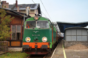 25.10 Pociąg Skansen z lokomotywą SU45-115 stoi na stacji Nakło nad Notecią