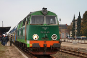 25.10 Pociąg Skansen z lokomotywą SU45-115 stoi na stacji Chojnice