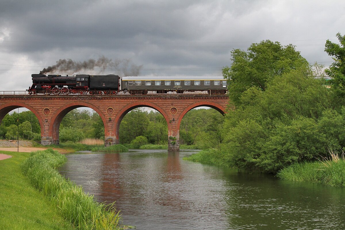 Pociąg specjalny Pirat przejeżdża przez Karlino