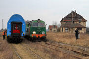 14.03 Lokomotywa spalinowa SU45-089 manewruje na stacji Bzowo Goraj