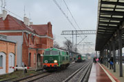 21.11 Lokomotywa spalinowa SU45-089 manewruje na stacji w Swarzędzu