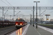 21.11 Pociąg Czerwony z lokomotywą spalinową SU45-079 wjeżdża na stację w Swarzędzu