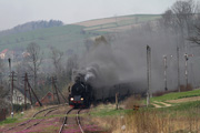 05.04 Pociąg specjalny z parowozem Ty42-107 zbliża się do stacji Dobra k/Limanowej
