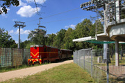 31.07.2015 Pociąg Chorzowskiej Kolei Parkowej przejeżdża pod kolejką linową Elką